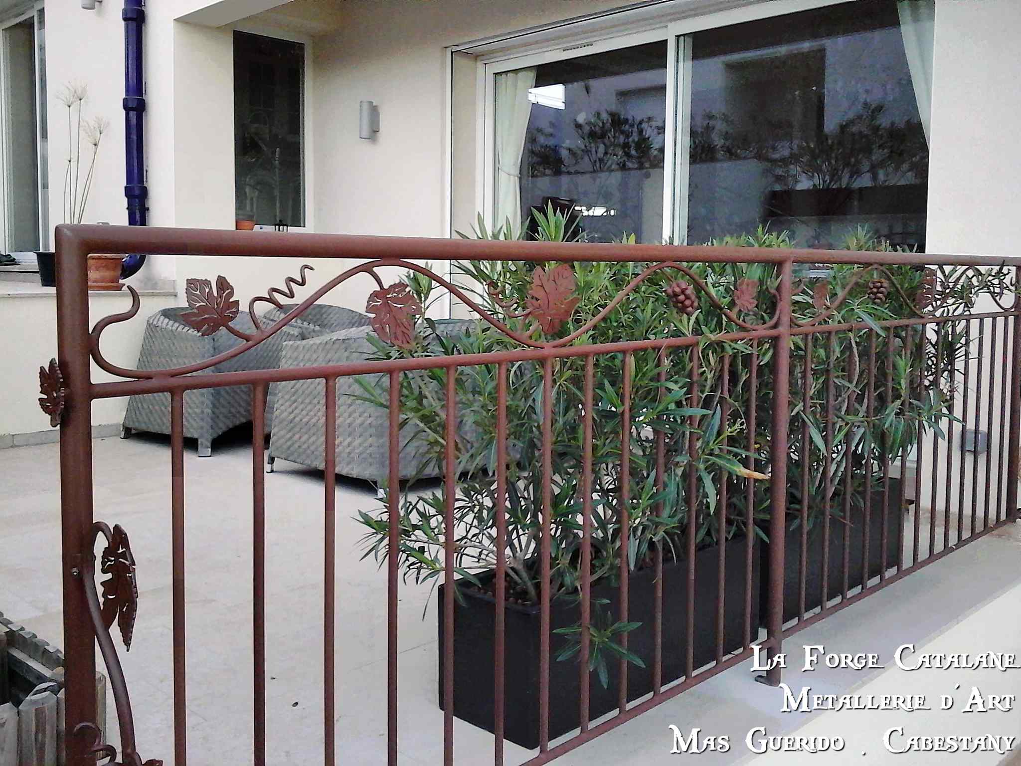 garde corps avec frise ouvrage feuilles de vignes forge catalane.jpg